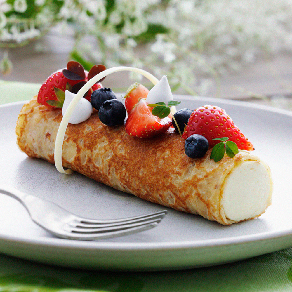 Pannkakor med vit chokladparfait och färska jordgubbar