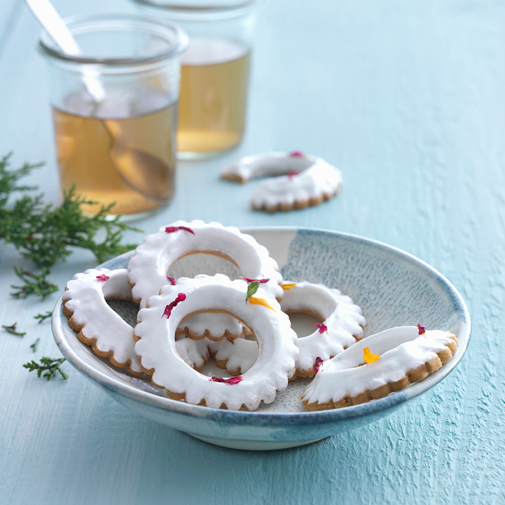 Småkakor på svart te med citronmaräng och muscovadosocker